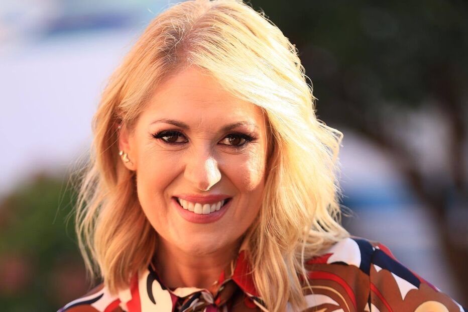 Retrato de Júlia Pinheiro com uma camisa estampada com laço