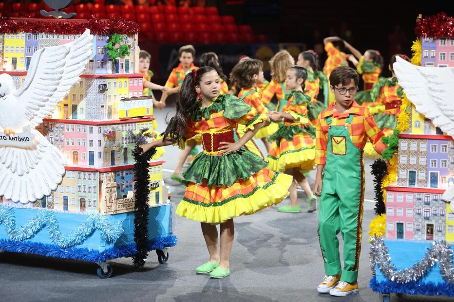 Marchas Populares desfilam na Avenida da Liberdade, Lisboa, com casais de Santo António