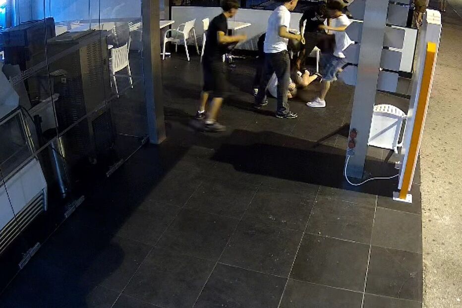 Homem agredido por grupo em espaço público