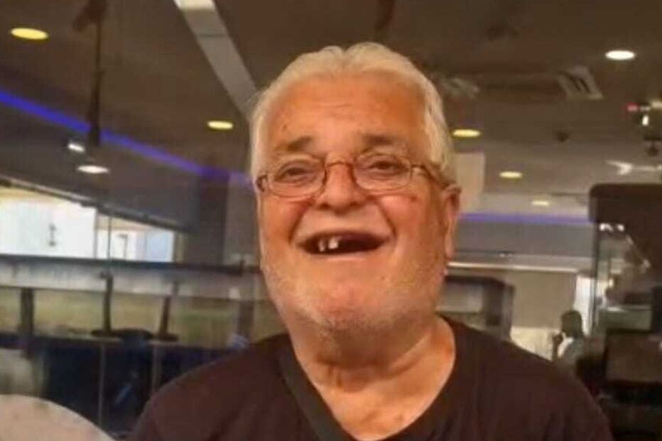 Um homem comemora 30 anos de paixão que alimenta o verão, com uma cerveja