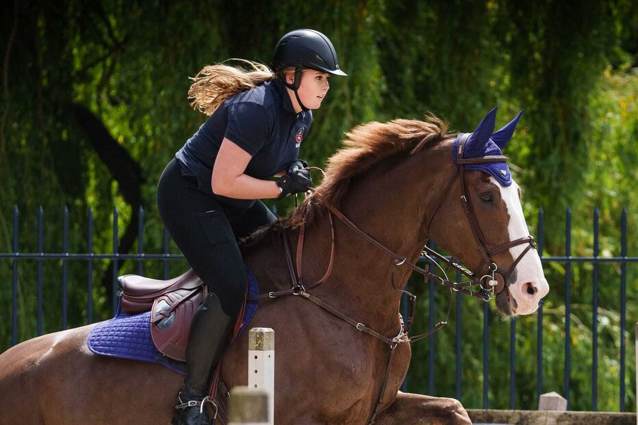 Princesa Amália sofre queda de cavalo. Rainha Máxima interrompe compromisso