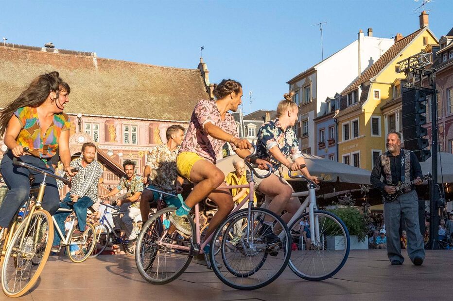 Artistas de circo atuam de bicicleta com música ao vivo em Barcelos, Braga, Guimarães e Vila Nova de Famalicão