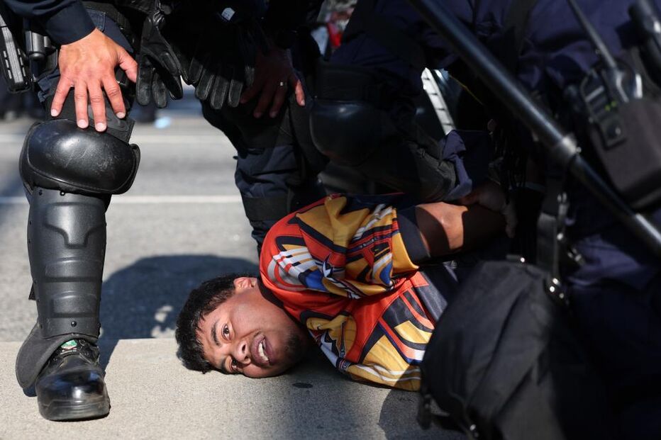Protestos em Los Angeles levam a recolher obrigatório e detenções policiais