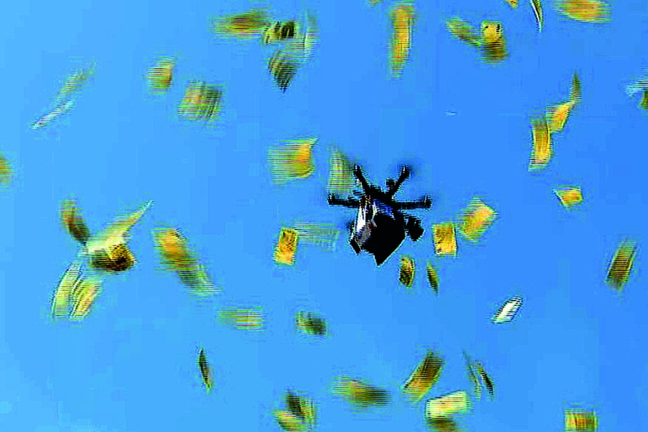 Drone liberta notas no céu, criando um momento surpreendente.
