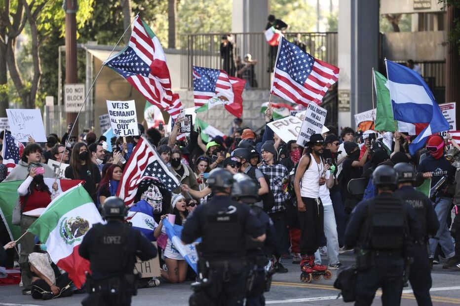 Protesto em Los Angeles por direitos de imigrantes e contra presença militar