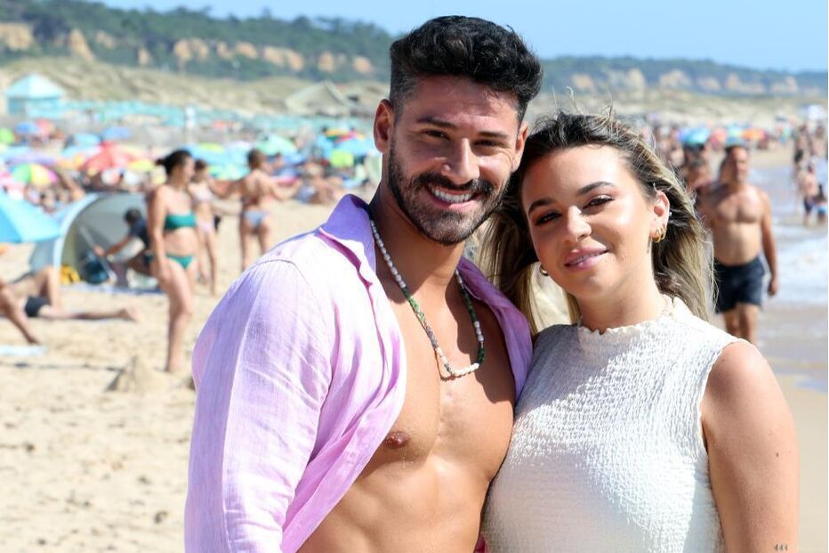 Casal aproveita dia de sol na praia