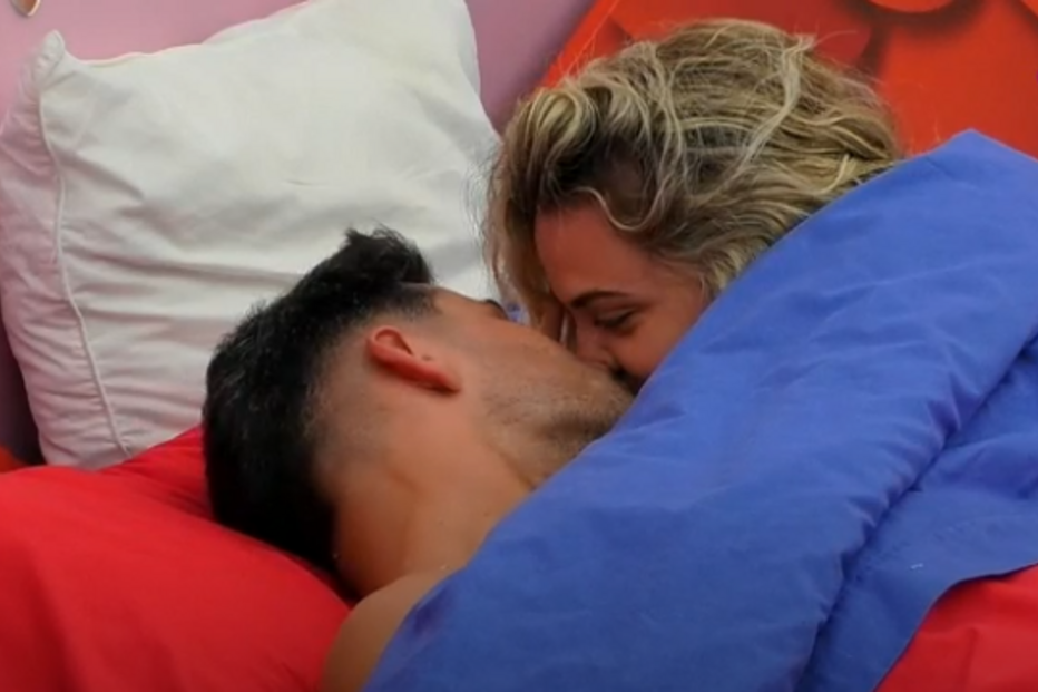 Concorrentes do Big Brother trocam carinhos na cama