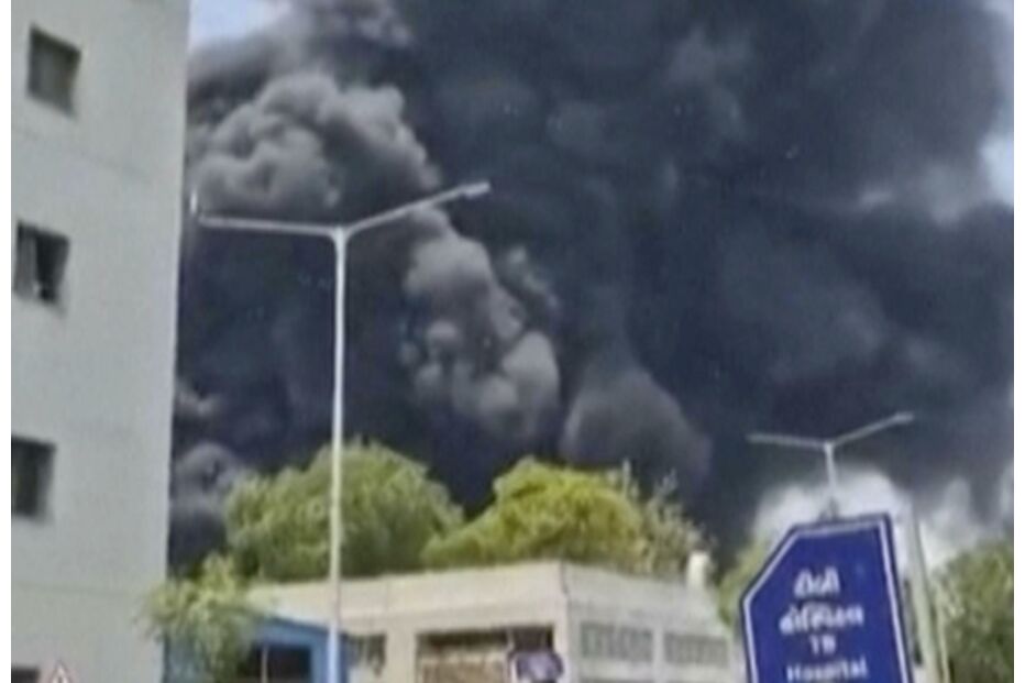 Fumo denso após queda de avião na Índia, perto de um hospital