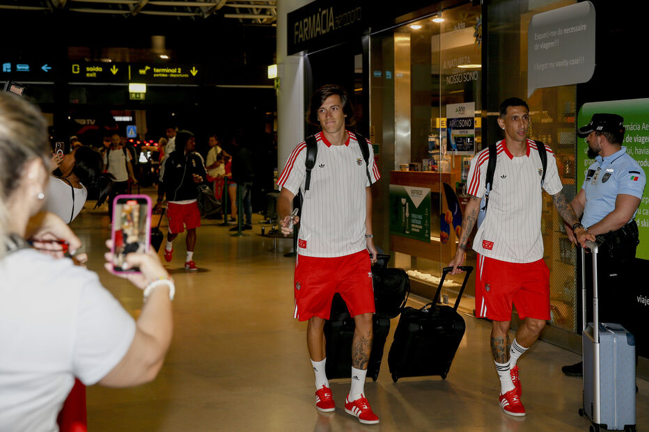 Jogadores do Benfica chegam a Lisboa após jogos com Eslováquia e Bulgária