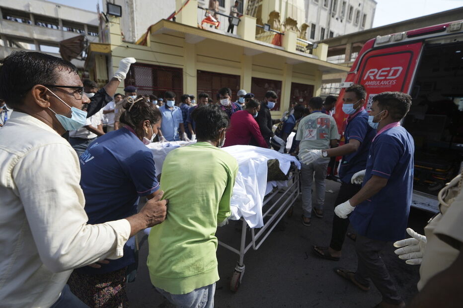 Equipa médica transporta paciente numa maca para ambulância