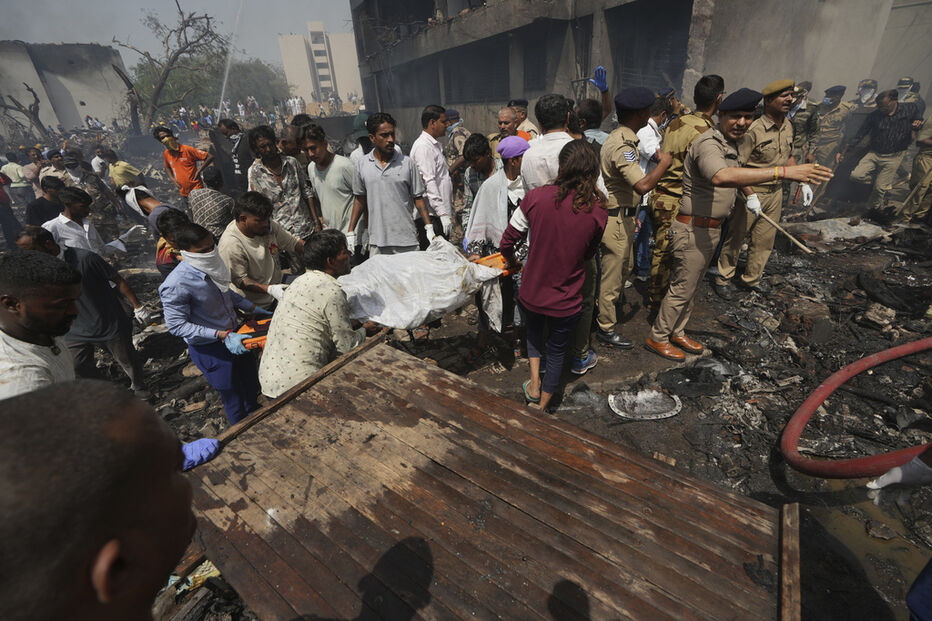 Equipas de resgate recuperam corpos após incêndio em local incerto
