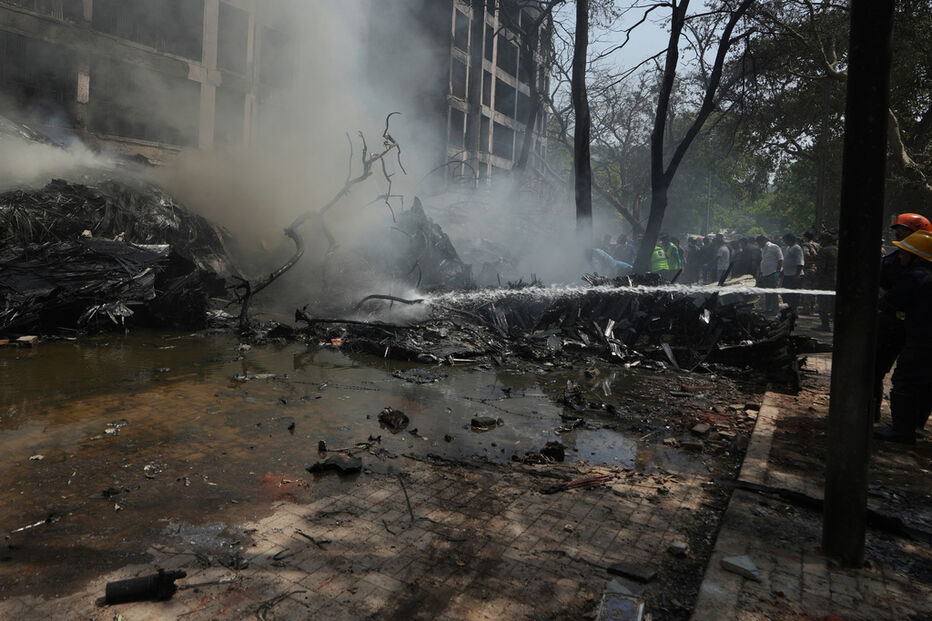 Destroços fumegantes após incidente com multidão e bombeiros no local