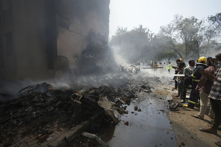 Após incêndio, bombeiros atuam no rescaldo para conter as chamas