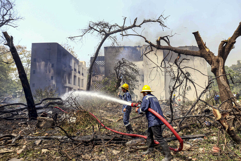 Bombeiros combatem incêndio em Nova Deli, após explosão num aterro sanitário