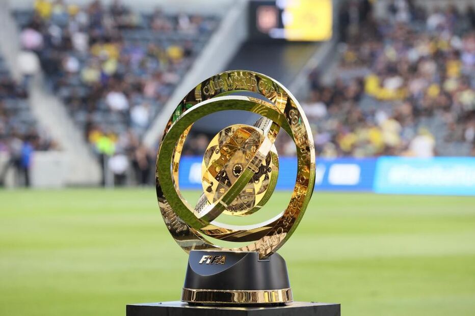 Troféu do Mundial de Clubes da FIFA em exibição no relvado
