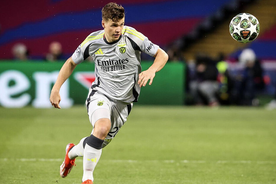Jogador do Benfica em campo durante um jogo