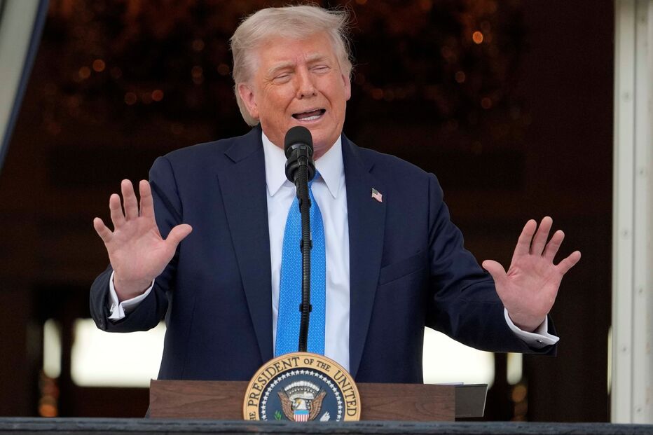 Donald Trump discursa num evento oficial