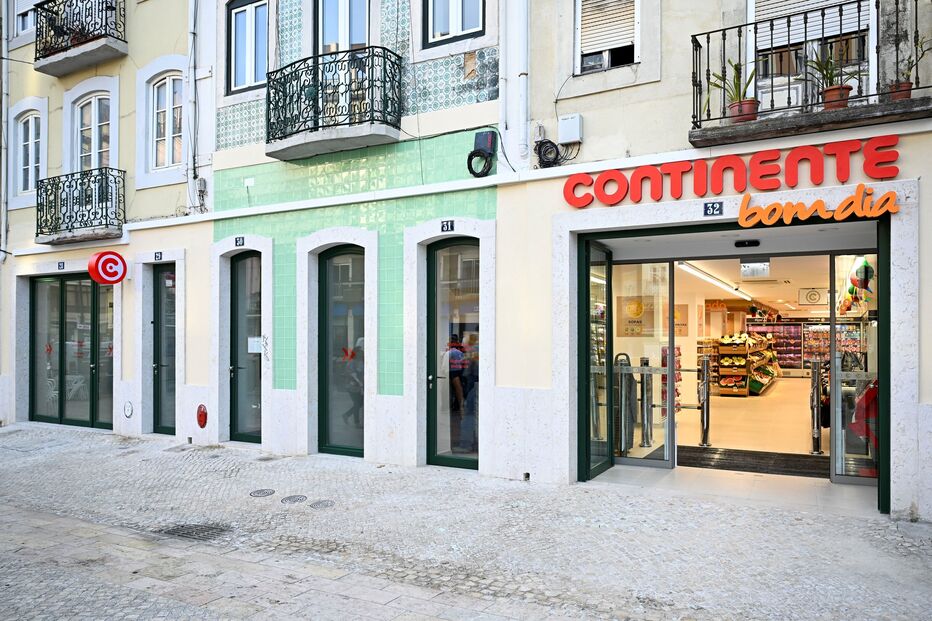 Entrada do Continente Bom Dia, um supermercado em Portugal