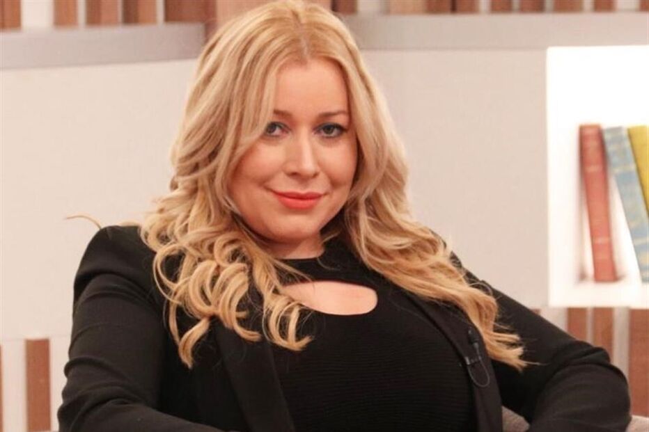 Apresentadora televisiva surge num retrato em estúdio