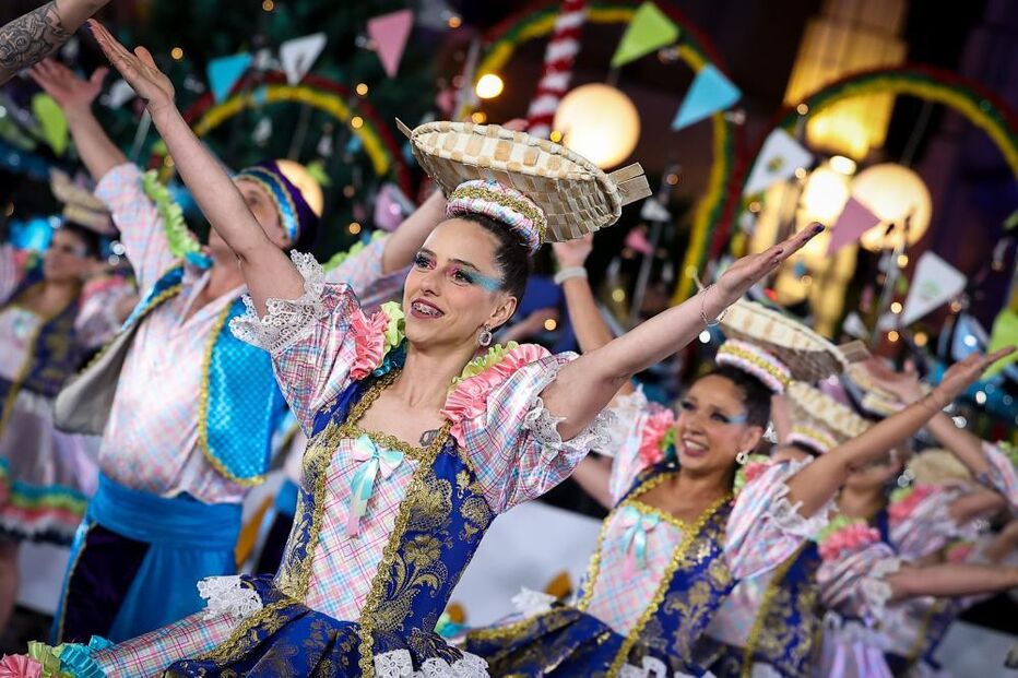 Atuações com trajes tradicionais em arraial festivo