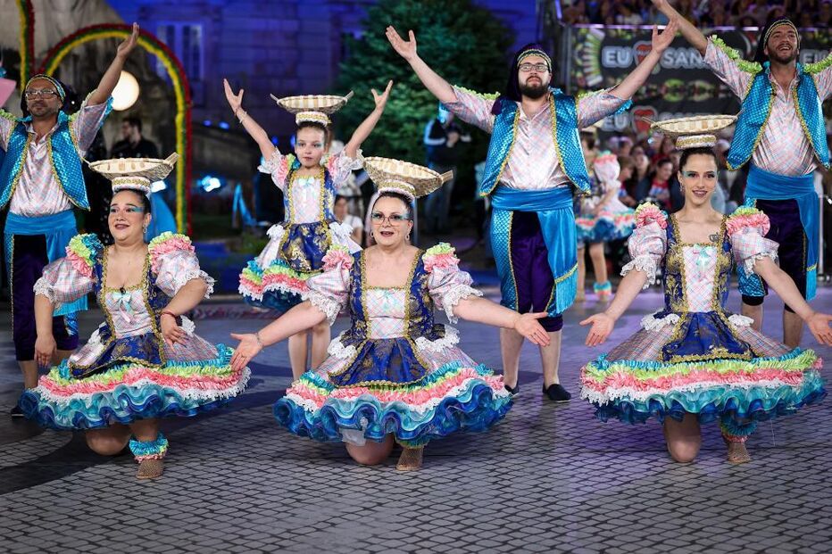 Grupo folclórico apresenta-se com trajes tradicionais coloridos