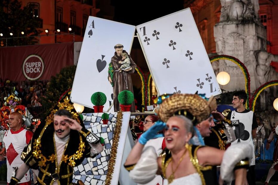 Figuras caricaturadas e cartas de jogar nas Festas de Lisboa