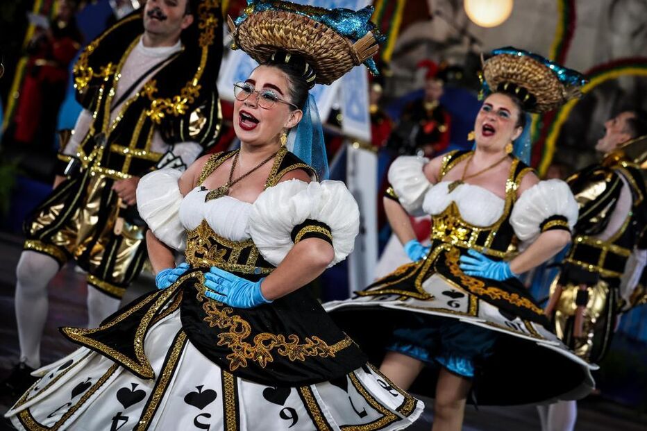 Pessoas celebram o Carnaval com fatos e adereços elaborados