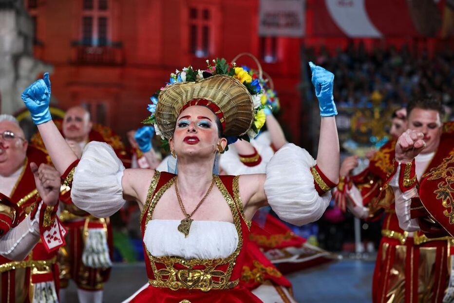 Festa popular com participantes em trajes tradicionais e adereços coloridos