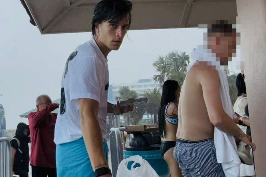 Jogadores do Benfica aproveitam dia de folga na Florida, mas apanham chuva.
