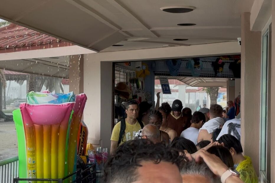 Jogadores do Benfica abrigam-se da chuva na Florida