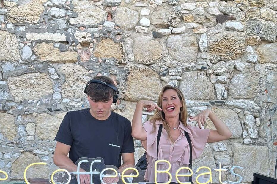 Fernanda Serrano apoia o filho Santiago, DJ no evento 