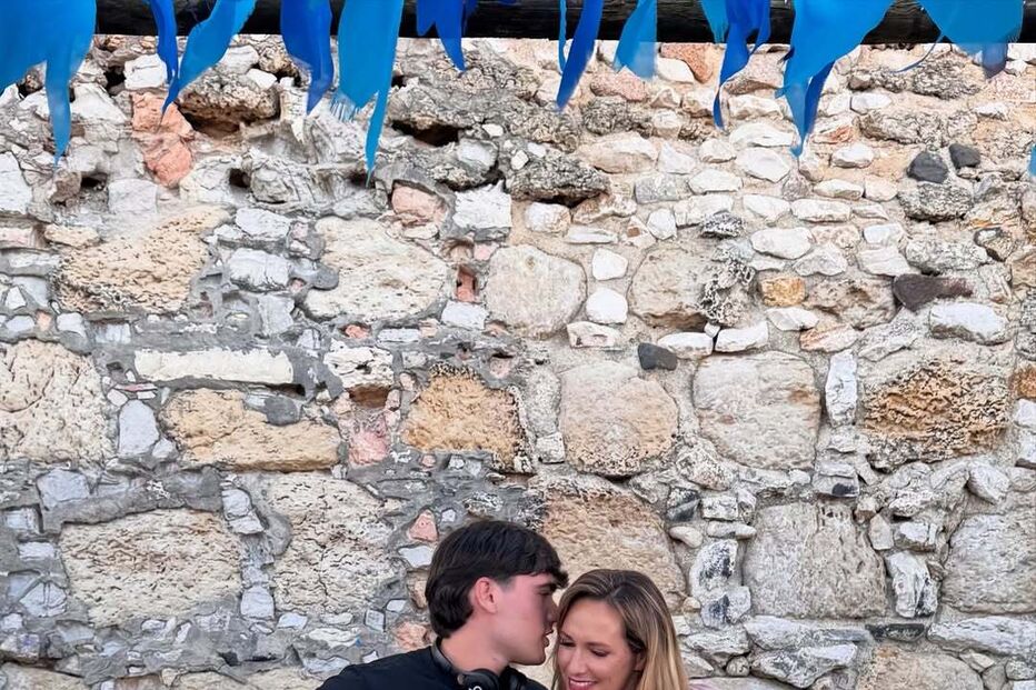 Fernanda Serrano apoia o filho DJ, Santiago, numa festa 