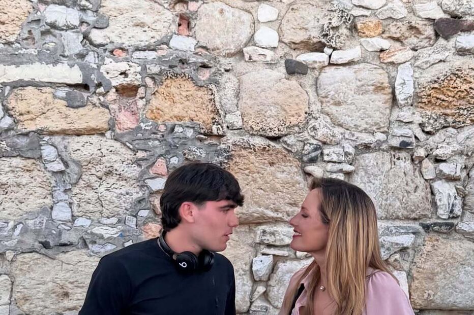 Fernanda Serrano apoia o filho DJ, Santiago, numa festa 