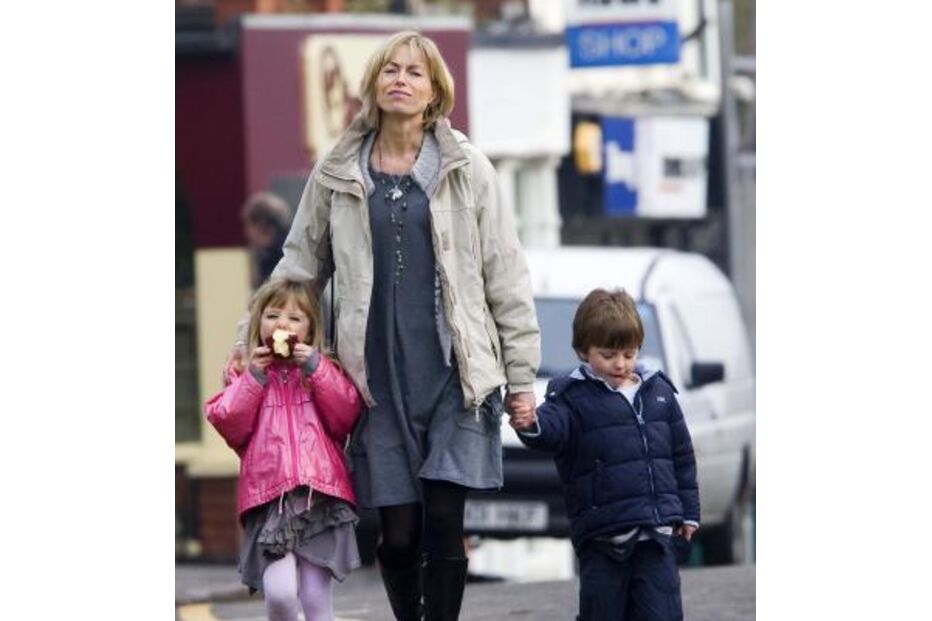 Sienna Miller passeia com os filhos numa rua