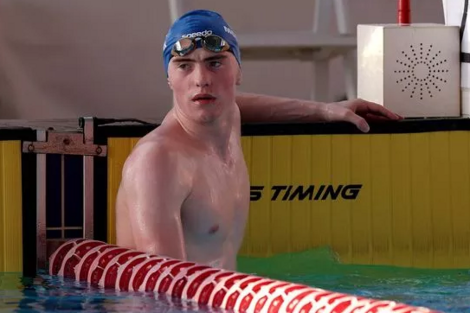 Nadador com touca e óculos na piscina prepara-se para a competição