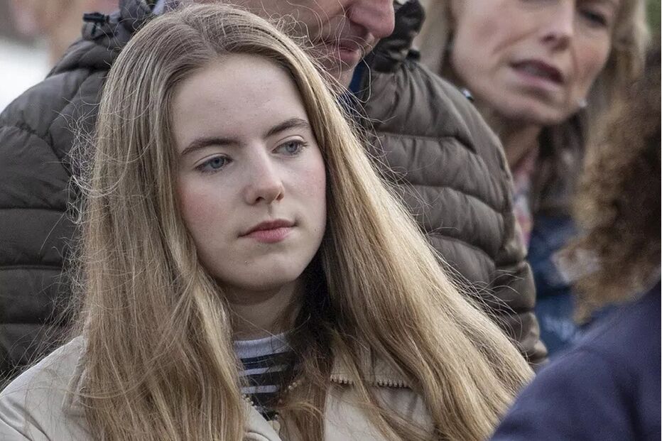 Retrato de uma jovem de cabelo comprido loiro e olhos azuis
