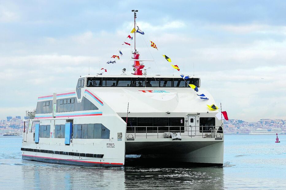 Novo catamarã da Transtejo/Soflusa navega no Tejo, em Lisboa