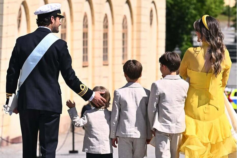 Batizado da filha de Carl Philip e Sofia da Suécia, com destaque para a presença de Estelle