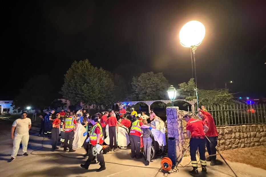 Incêndio em lar de idosos em Salvaterra de Magos faz vários feridos; vítimas foram retiradas