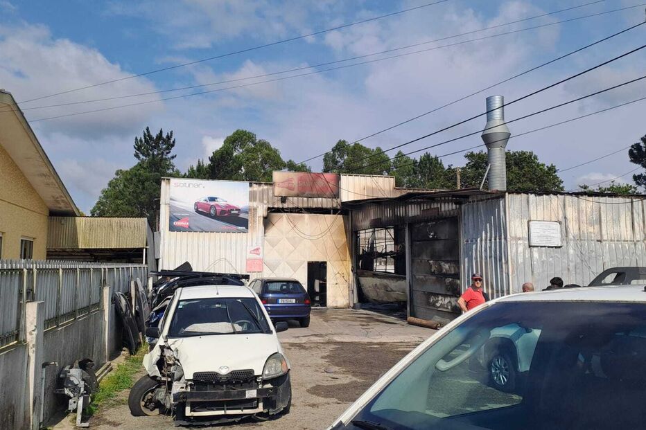 Incêndio destrói oficina em Santa Maria da Feira; 40 operacionais no combate às chamas