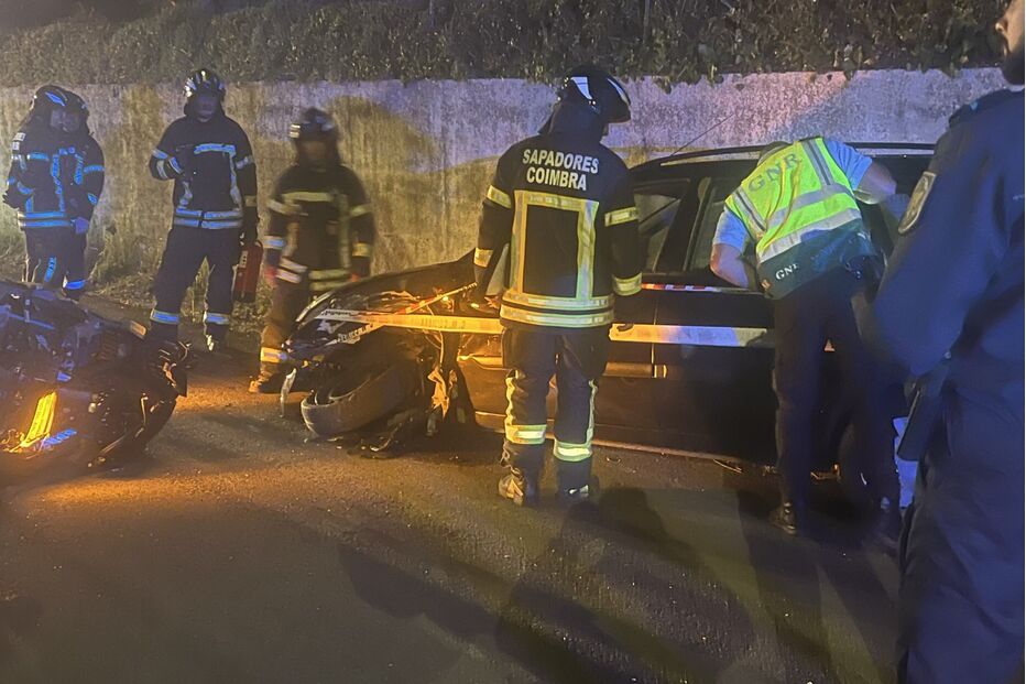 Pai e filha feridos em despiste de carro em Ceira, Coimbra. GNR e bombeiros prestaram socorro
