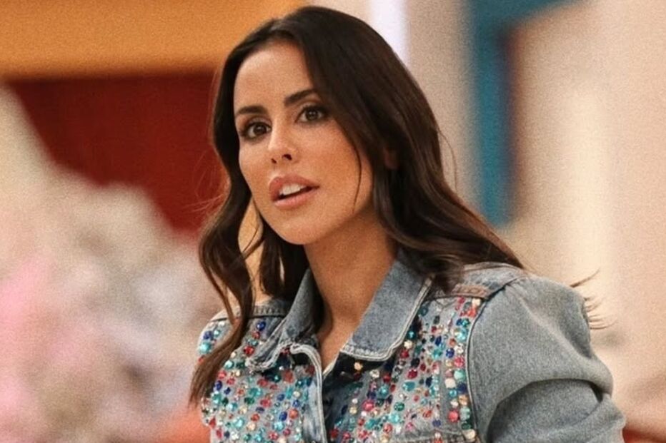 Mulher veste conjunto ganga curto com aplicações brilhantes