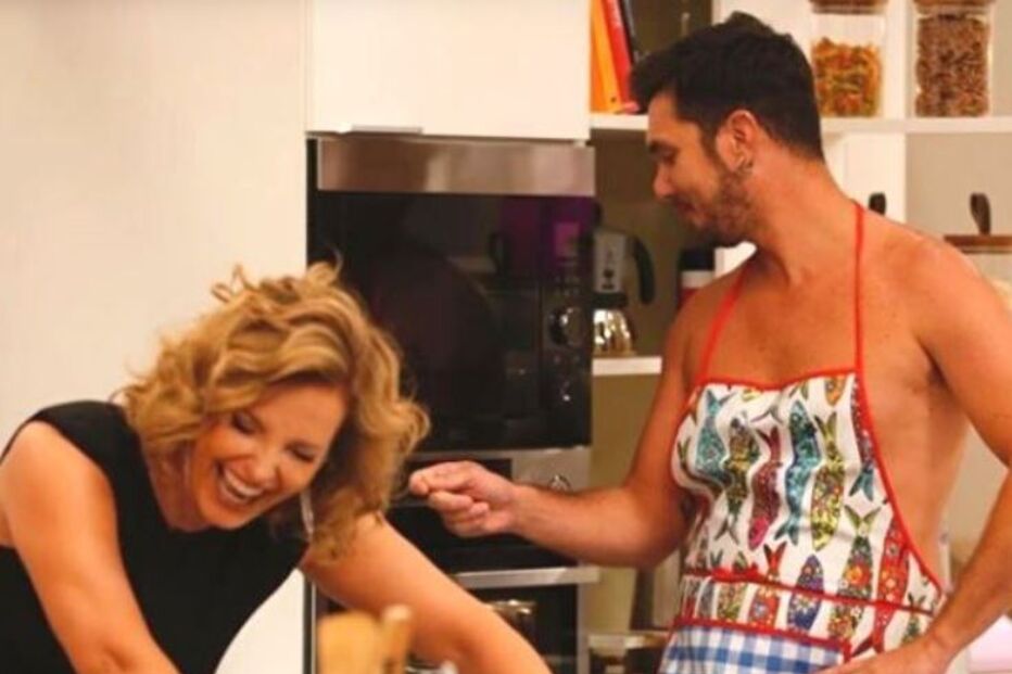 Cristina Ferreira diverte-se na cozinha com um amigo de avental