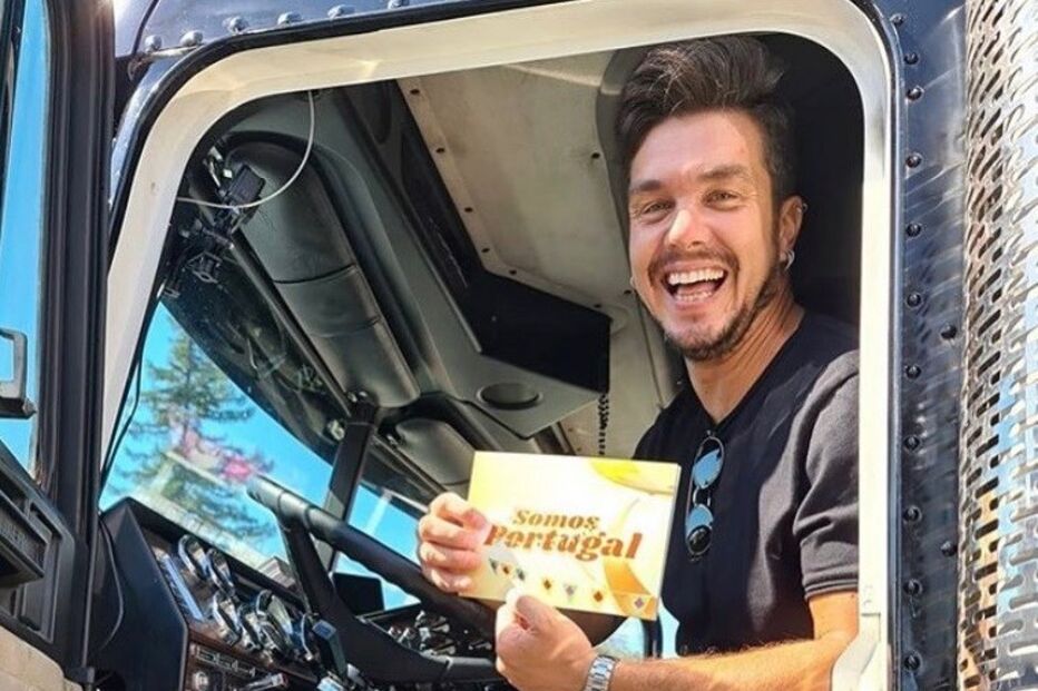 O apresentador do Somos Portugal surge sorridente na cabine de um camião