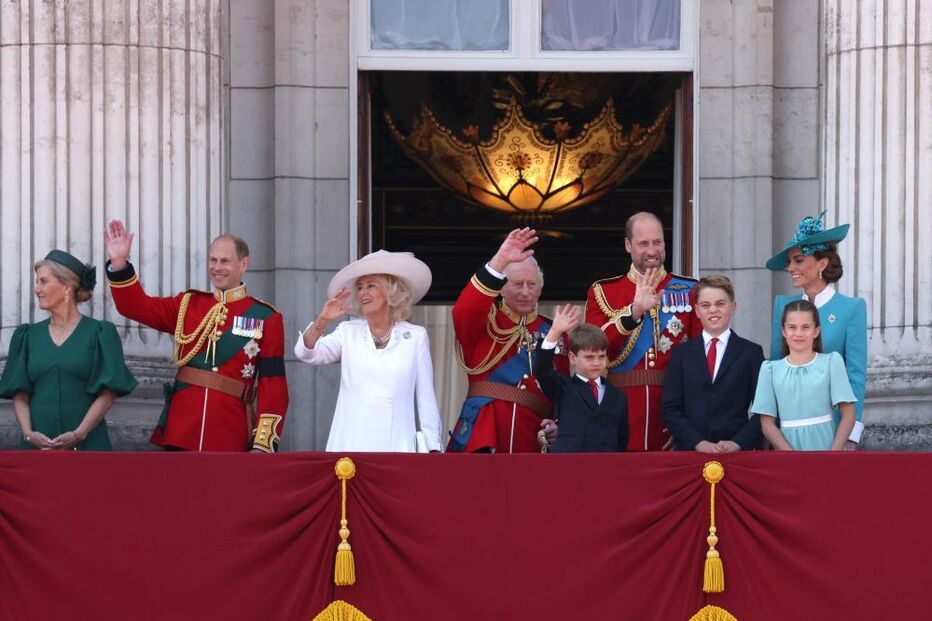 Família real acena do balcão do Palácio de Buckingham durante Trooping the Colour