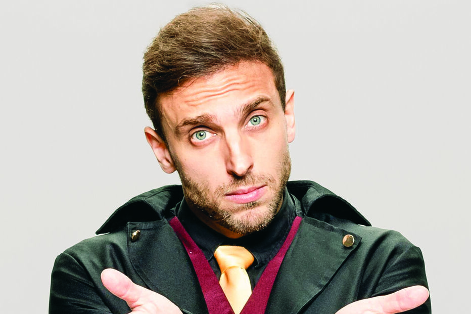 Homem de fato e gravata com as mãos algemadas