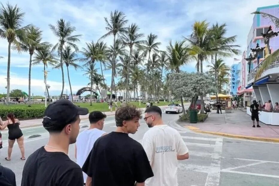 João Félix aproveita férias em Miami com amigos e apresentadora colombiana