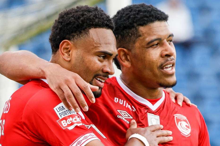 Jogadores celebram vitória num jogo da Liga Portugal Betclic