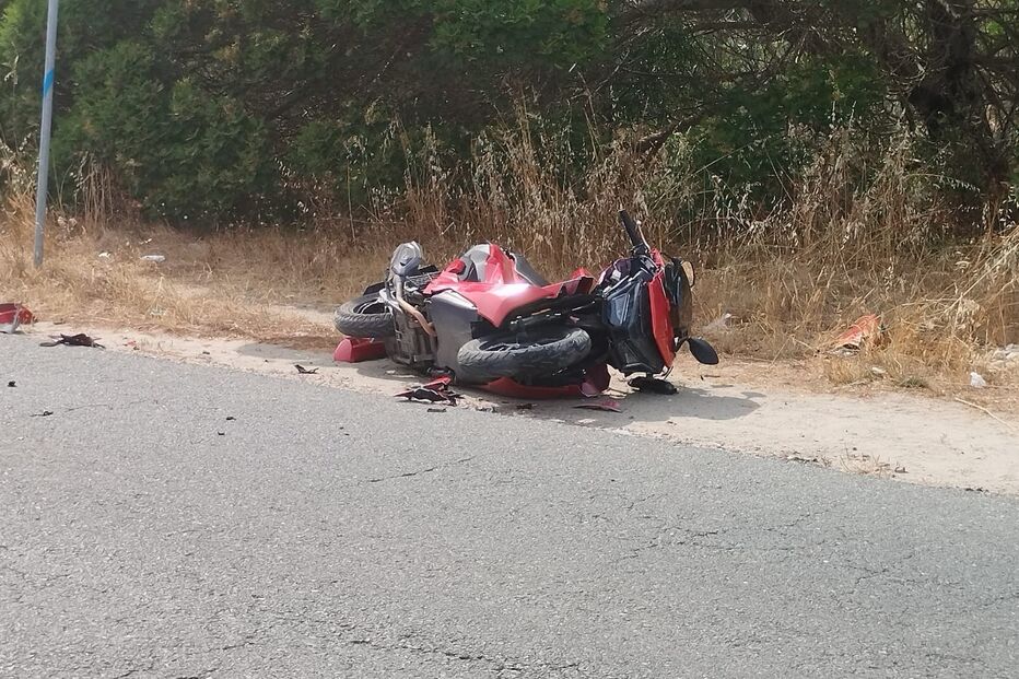 Motociclo destruído após acidente na berma da estrada