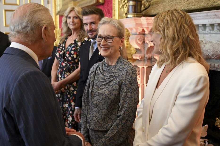 O rei Carlos III encontra-se com Meryl Streep e David Beckham num evento